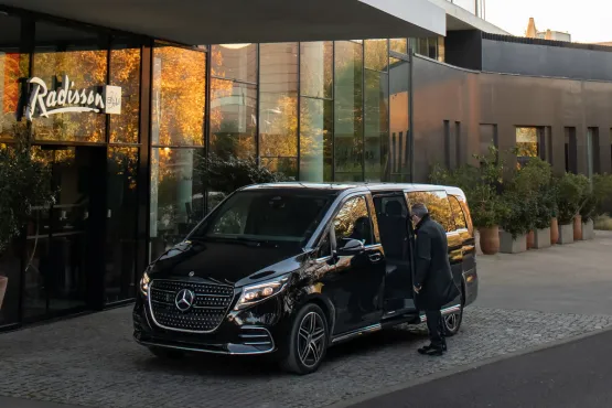 Transport VTC avec chauffeur privé pour découvrir Montpellier et la place de la Comédie